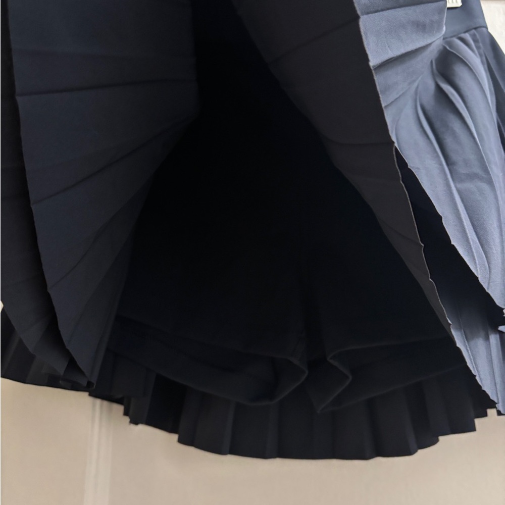 Aritzia TNA Active Navy Pleated Women's Skirt - Picture 3 of 3